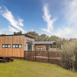 Little Eden Country Park, With Private Hot Tubs Bridlington